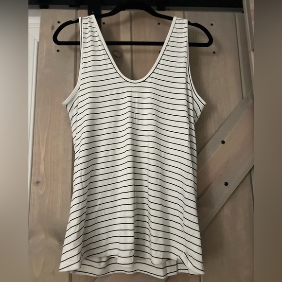 NWOT Old Navy Active Tank - Picture 5 of 6